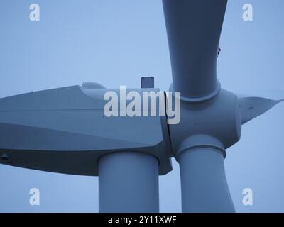 Sheerness, Kent, Royaume-Uni. 4 septembre 2024. Les pales d'une éolienne dans les quais de Sheerness sont réinstallées par des ingénieurs et deux grosses grues ce soir après avoir été entretenues par des ingénieurs. Crédit : James Bell/Alamy Live News Banque D'Images