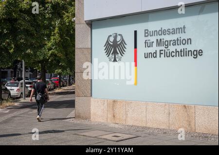 02.09.2024, Berlin, Deutschland, Europa - Aussenansicht der Berliner Aussenstelle des Bundesamtes fuer migration und Fluechtlinge BAMF an der Ecke Bundesallee und Badensche Strasse in Berlin-Wilmersdorf. *** 02 09 2024, Berlin, Allemagne, Europe vue extérieure de la succursale berlinoise de l'Office fédéral des migrations et des réfugiés (BAMF) à l'angle de Bundesallee et Badensche Strasse à Berlin Wilmersdorf Banque D'Images