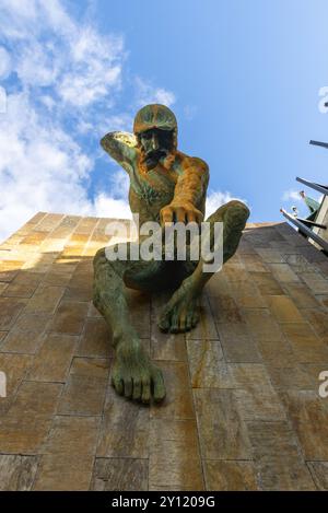Sculpture River God Tyne (1968) par David Wynne photo prise à l'extérieur du Centre civique de Newcastle upon Tyne par une journée ensoleillée Banque D'Images