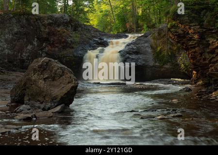 Chute d'eau d'Upper Falls par une belle matinée d'été au parc d'État d'Amnicon Falls dans le Wisconsin, États-Unis. Banque D'Images