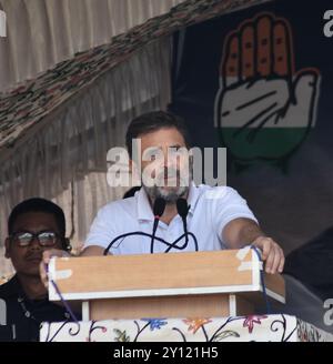 Qazigund, Inde. 04th Sep, 2024. Rahul Gandhi, chef du parti d'opposition indien au Congrès, prend la parole lors d'un rassemblement électoral à Dooru, à quelque 78 kilomètres au sud de Srinagar, le Cachemire contrôlé par l'Inde. (Photo de Mubashir Hassan/Pacific Press) crédit : Pacific Press Media production Corp./Alamy Live News Banque D'Images