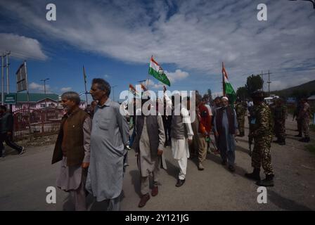 Qazigund, Inde. 04th Sep, 2024. Les partisans du chef du parti d'opposition indien, le Congrès Rahul Gandhi, marchent vers un rassemblement électoral à Dooru, à quelque 78 kilomètres au sud de Srinagar, le Cachemire contrôlé par l'Inde. (Photo de Mubashir Hassan/Pacific Press) crédit : Pacific Press Media production Corp./Alamy Live News Banque D'Images