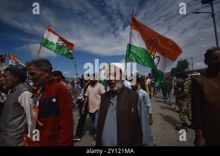 Qazigund, Inde. 04th Sep, 2024. Les partisans du chef du parti d'opposition indien, le Congrès Rahul Gandhi, marchent vers un rassemblement électoral à Dooru, à quelque 78 kilomètres au sud de Srinagar, le Cachemire contrôlé par l'Inde. (Photo de Mubashir Hassan/Pacific Press) crédit : Pacific Press Media production Corp./Alamy Live News Banque D'Images