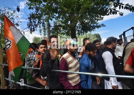 Qazigund, Inde. 04th Sep, 2024. Les partisans du chef du parti d'opposition indien, le Congrès Rahul Gandhi, marchent vers un rassemblement électoral à Dooru, à quelque 78 kilomètres au sud de Srinagar, le Cachemire contrôlé par l'Inde. (Photo de Mubashir Hassan/Pacific Press) crédit : Pacific Press Media production Corp./Alamy Live News Banque D'Images