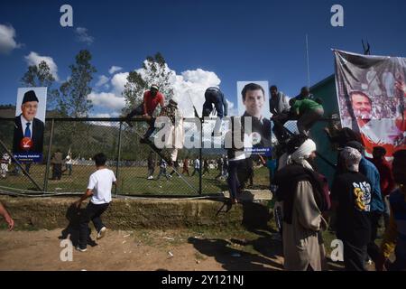 Qazigund, Inde. 04th Sep, 2024. Les partisans du chef du parti d'opposition indien, le Congrès Rahul Gandhi, marchent vers un rassemblement électoral à Dooru, à quelque 78 kilomètres au sud de Srinagar, le Cachemire contrôlé par l'Inde. (Photo de Mubashir Hassan/Pacific Press) crédit : Pacific Press Media production Corp./Alamy Live News Banque D'Images