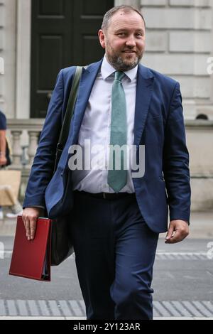 Londres, Royaume-Uni. 04th Sep, 2024. Ian Murray (au milieu), secrétaire d'État pour l'Écosse, député travailliste d'Édimbourg-Sud, marche sur Whitehall avec ses collègues cet après-midi. Crédit : Imageplotter/Alamy Live News Banque D'Images