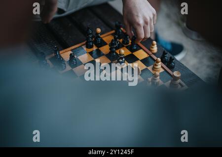 Gros plan d'une partie d'échecs en cours avec des mouvements stratégiques Banque D'Images