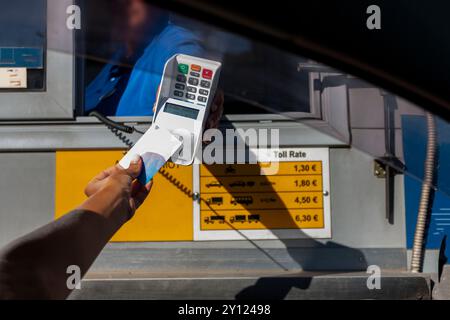 Paiement du tarif sur le trajet avec une carte bancaire. Concept de nouvelles technologies dans le transport routier et les routes à péage. Banque D'Images