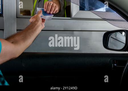 Paiement du tarif sur le trajet avec une carte bancaire. Concept de nouvelles technologies dans le transport routier et les routes à péage. Banque D'Images