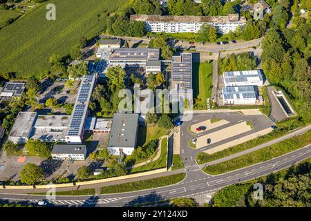 Luftbild, Gemeinschaftsgrundschule Börgersbruch und Mathilde-Anneke-Schule Hauptschule mit Solardach, Glückauf-Allee Trasse, Containerdorf neben der Schule, Niedersprockhövel, Sprockhövel, Ruhrgebiet, Rhénanie-du-Nord-Westphalie, Deutschland ACHTUNGxMINDESTHONORARx60xEURO *** vue aérienne, école primaire communautaire de Börgersbruch et école secondaire Mathilde Anneke avec toit solaire, Glückauf Allee Trasse, village de conteneurs à côté de l'école, Niedersprockhövel, Sprockhövel, région de la Ruhr, Rhénanie du Nord-Westphalie, Allemagne ACHTUNGxMINDESTHONORARx60xEURO Banque D'Images