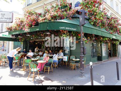 DUKE est le bar-restaurant français traditionnel situé sur le boulevard Voltaire à l'angle de la rue Charonne dans le 11ème arrondissement animé de Paris. Banque D'Images