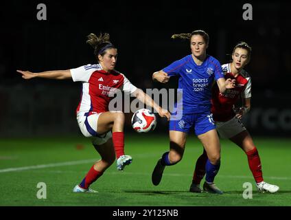 Mariona Caldentey d'Arsenal en action contre Rio Haedy des Rangers lors de la demi-finale du premier tour de qualification de l'UEFA Women's Champions League à Meadow Park, Borehamwood. Date de la photo : mercredi 4 septembre 2024. Banque D'Images