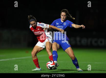 Mariona Caldentey d'Arsenal en action contre Rio Haedy des Rangers lors de la demi-finale du premier tour de qualification de l'UEFA Women's Champions League à Meadow Park, Borehamwood. Date de la photo : mercredi 4 septembre 2024. Banque D'Images