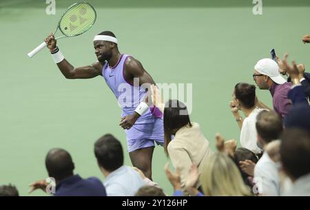 Frances Tiafoe, des États-Unis, célèbre un point lors de la 9e journée du tournoi de tennis du Grand Chelem de l'US Open 2024 le 3 septembre 2024 au USTA Billie Jean King National Tennis Center à New York, États-Unis Banque D'Images