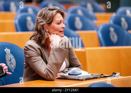 2024-09-03 Néerlandais Tweede Kamer débat plénier DEN HAAG, PAYS-BAS - 3 SEPTEMBRE : Ilse Saris VVD lors du débat plénier au Tweede Kamer le 3 septembre 2024 à Den Haag, pays-Bas Den Haag Tweede Kamer pays-Bas contenu non disponible pour redistribution aux pays-Bas directement ou indirectement par des tiers. Droit d'auteur : xJohnxBeckmannx Banque D'Images