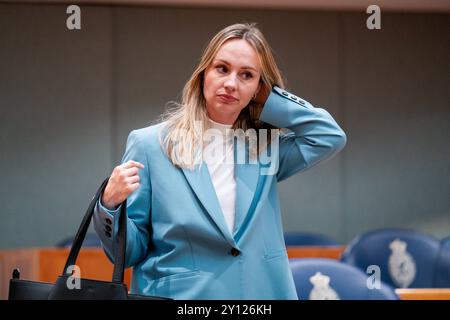 2024-09-03 Néerlandais Tweede Kamer débat plénier DEN HAAG, PAYS-BAS - 3 SEPTEMBRE : Ilana Rooderkerk D66 lors du débat plénier à la Tweede Kamer le 3 septembre 2024 à Den Haag, pays-Bas Den Haag Tweede Kamer pays-Bas contenu non disponible pour redistribution aux pays-Bas directement ou indirectement par des tiers. Droit d'auteur : xJohnxBeckmannx Banque D'Images