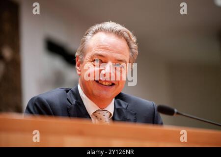 2024-09-03 Néerlandais Tweede Kamer débat plénier DEN HAAG, PAYS-BAS - 3 SEPTEMBRE : le ministre Barry Madlener lors du débat plénier au Tweede Kamer le 3 septembre 2024 à Den Haag, pays-Bas Den Haag Tweede Kamer pays-Bas contenu non disponible pour redistribution aux pays-Bas directement ou indirectement par des tiers. Droit d'auteur : xJohnxBeckmannx Banque D'Images