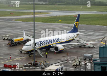 Ryanair Boeing 737-8200 MAX EI-IJR est assis sur l'aire de trafic de l'aéroport de Cork (ork), Irlande. Banque D'Images