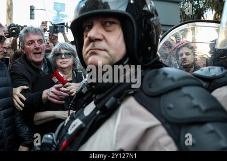 Buenos Aires, Argentine. 04th Sep, 2024. Les gens prennent part à une manifestation pour une augmentation de la pension minimum. Malgré un taux d'inflation annuel de 271,5 pour cent, le président Milei a refusé par décret de mettre à jour la pension minimale, qui avait été approuvée par le Congrès. Crédit : Cristina Sille/dpa/Alamy Live News Banque D'Images