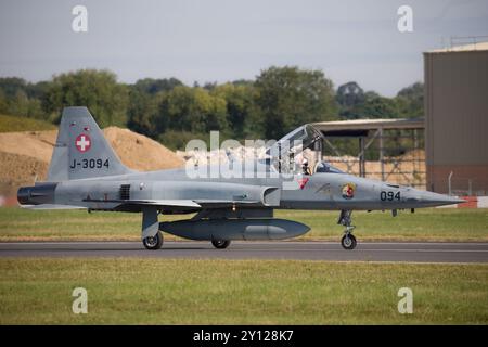 Un F-5E Tiger II de l'armée de l'air suisse circulant après son arrivée au Royal International Air Tattoo 2024. Banque D'Images