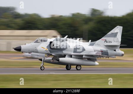 Un Top Aces A-4N Skyhawk arrive au Royal International Air Tattoo 2024. Banque D'Images