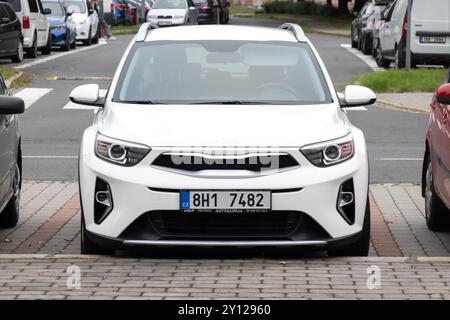 OSTRAVA, TCHÉQUIE - 25 SEPTEMBRE 2023 : vue de face du crossover blanc Kia Stonic garé dans la rue Banque D'Images