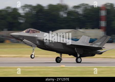 Un F-35A Lightning II de l'armée de l'air norvégienne arrivant au Royal International Air Tattoo 2024. Banque D'Images