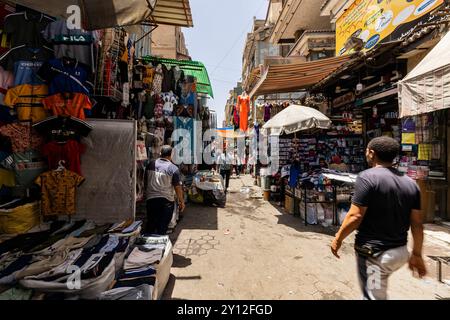 Khan al Khalili bazar, rue principale avec magasins, quartier islamique du vieux Caire, Egypte, Afrique du Nord, Afrique Banque D'Images