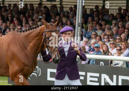 Stamford, Royaume-Uni. 4 septembre 2024. Gaspard Maksud et Kan-Do-2 représentant la France lors de la première inspection des chevaux aux procès du Defender Burghley Horse Trials de 2024 qui se sont déroulés dans le domaine de Burghley House à Stamford, Lincolnshire, Angleterre, Royaume-Uni. Crédit : Jonathan Clarke/Alamy Live News Banque D'Images