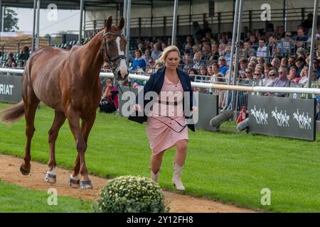 Stamford, Royaume-Uni. 4 septembre 2024. Gemma Stevens et Chilli Knight représentant la Grande-Bretagne lors de la première inspection des chevaux aux procès du Defender Burghley Horse Trials de 2024 qui se sont tenus dans le domaine de Burghley House à Stamford, Lincolnshire, Angleterre, Royaume-Uni. Crédit : Jonathan Clarke/Alamy Live News Banque D'Images