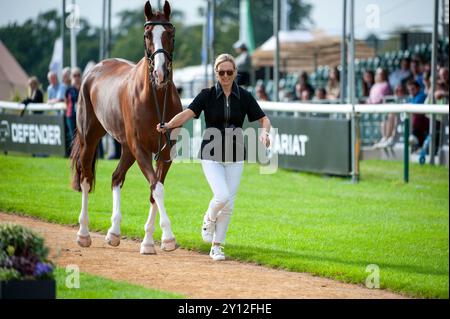 Stamford, Royaume-Uni. 4 septembre 2024. Zara Tindall et Class Affair représentant la Grande-Bretagne lors de la première inspection des chevaux aux procès du Defender Burghley Horse Trials de 2024 qui se sont tenus dans les terrains de Burghley House à Stamford, Lincolnshire, Angleterre, Royaume-Uni. Crédit : Jonathan Clarke/Alamy Live News Banque D'Images