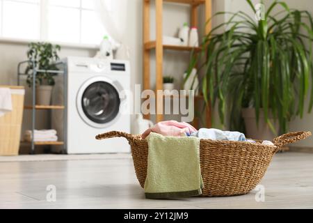 Panier en osier avec buanderie à l'étage dans la chambre Banque D'Images