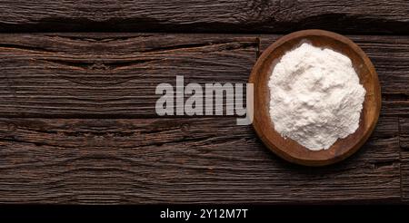 Poudre de bicarbonate de soude dans le bol - nourriture saine Banque D'Images