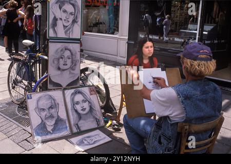 Un artiste de trottoir travaillant dans la région de Lanes dessine le portrait d'une gardienne. Brighton, East Sussex, Angleterre juillet 2001 2000 Royaume-Uni HOMER SYKES Banque D'Images