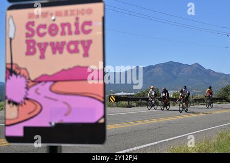 Lael Wilcox, deuxième à partir de la gauche, est rejoint par plusieurs cyclistes alors qu'elle roule sur la route panoramique nationale Turquoise Trail le 4 septembre 2024 près de Santa Fe, Nouveau-Mexique. Wilcox tente de battre le record de la circumnavigation la plus rapide du monde sur un vélo par une femelle qui est actuellement détenu par Jenny Graham dans un temps de 124 jours et 11 heures. Selon Guinness World Records, un coureur doit parcourir la même distance que la circonférence de la Terre - 24 900 miles - dans une direction, en commençant et en terminant au même endroit. Les voyages par mer et air sont autorisés, mais au moins 18 000 miles de Banque D'Images