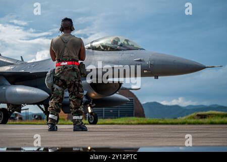 Adrian Quiroz, aviateur senior de l'US Air Force, chef d'équipage du 36th Fighter Generation Squadron, prépare un F-16 Fighting Falcon pour le décollage Banque D'Images