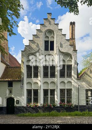 Bruges, Flandres, Belgique - 22 juin 2024 : dix Wijngaerde Béguinage bâtiment de gestion et centre d'accueil, façade avant Banque D'Images