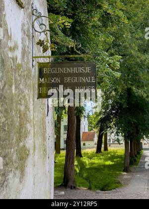 Bruges, Flandres, Belgique - 22 juin 2024 : dix Wijngaerde Béguinage. Signe à la petite maison du musée de style de vie Banque D'Images