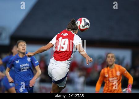 Borehamwood, Royaume-Uni. 04th Sep, 2024. Caitlin Foord d'Arsenal Women marque son premier but lors du match de l'UEFA Women's Champions League Round 1 entre Arsenal Women et Rangers Women à Meadow Park, Borehamwood, Angleterre, le 4 septembre 2024. Photo de Joshua Smith. Utilisation éditoriale uniquement, licence requise pour une utilisation commerciale. Aucune utilisation dans les Paris, les jeux ou les publications d'un club/ligue/joueur. Crédit : UK Sports pics Ltd/Alamy Live News Banque D'Images