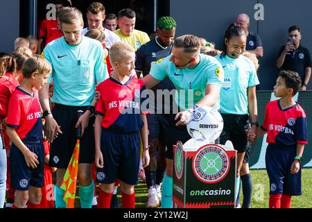 Zeist, pays-Bas. 31 août 2024. ZEIST, PAYS-BAS - AOÛT 31 : L'arbitre assistant Joris Westhof, l'arbitre Mark vos et l'arbitre assistant Franca Overtoom entrent sur le terrain lors d'une formation des pays-Bas au KNVB Sportcentrum le 31 août 2024 à Zeist, pays-Bas. (Photo de Broer van den Boom/Orange Pictures) crédit : Orange pics BV/Alamy Live News Banque D'Images