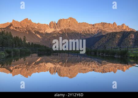 Montagnes reflétées dans un petit lac de montagne, coucher de soleil, lumière du soir, Wuhnleger, vue sur la roseraie, Dolomites, Tyrol du Sud, Italie, Europe Banque D'Images