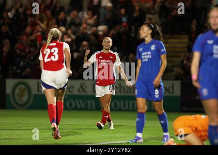 Borehamwood, Royaume-Uni. 04th Sep, 2024. Caitlin Foord d'Arsenal Women célèbre son deuxième but lors du match de l'UEFA Women's Champions League Round 1 entre Arsenal Women et Rangers Women à Meadow Park, Borehamwood, Angleterre, le 4 septembre 2024. Photo de Joshua Smith. Utilisation éditoriale uniquement, licence requise pour une utilisation commerciale. Aucune utilisation dans les Paris, les jeux ou les publications d'un club/ligue/joueur. Crédit : UK Sports pics Ltd/Alamy Live News Banque D'Images