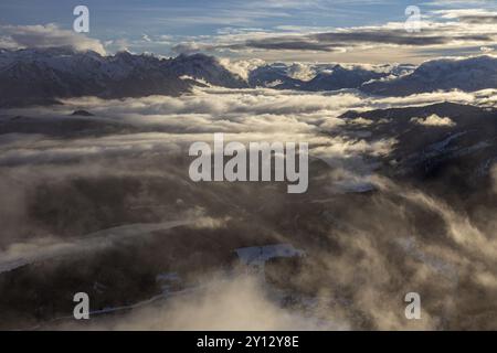 Les sommets montagneux s'élèvent au-dessus du brouillard élevé dans la lumière du soir, hiver, neige, vue de Herzogstand aux montagnes Karwendel, Alpes bavaroises, haute-Bavière, BAV Banque D'Images