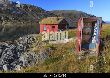 Rorbuer avec toilettes (outhouse) sur le fjord au large de Bergen, été, Nordkinn Peninsula, Finnmark, Norvège, Europe Banque D'Images