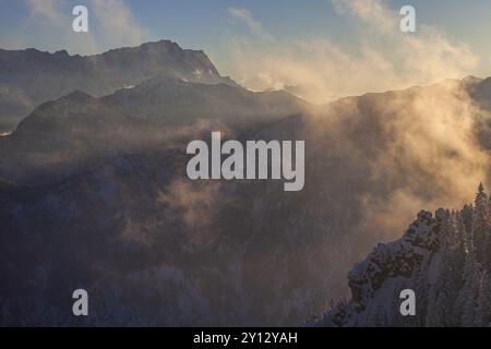 Pic de montagne en hiver, lumière du soir, neige, vue du Laber à la Zugspitze, Alpes d'Ammergau, haute-Bavière, Bavière, Allemagne, Europe Banque D'Images