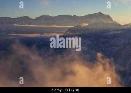 Pic de montagne en hiver, lumière du soir, neige, vue du Laber à la Zugspitze, Alpes d'Ammergau, haute-Bavière, Bavière, Allemagne, Europe Banque D'Images