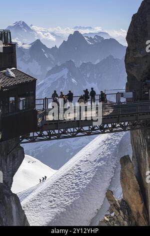 Touristes sur plate-forme d'observation face aux montagnes, station de montagne, aiguille du midi, massif du Mont Blanc, Chamonix, Alpes françaises, France, Europe Banque D'Images