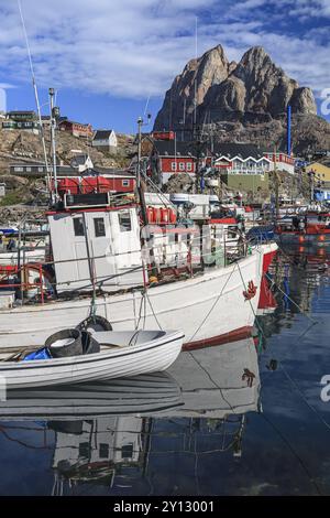 Port avec bateaux et maisons, établissement inuit, Heart Mountain, été, ensoleillé, Uummannaq, Groenland occidental, Groenland, Amérique du Nord Banque D'Images