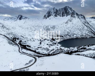 Vue aérienne de Bergen par la mer, fjord, route sinueuse, hiver, neige, Senja, Troms, Norvège, Europe Banque D'Images