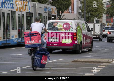 Service de livraison Flink courier cycliste et véhicule de livraison de bouteilles, à Duesseldorf, Rhénanie du Nord-Westphalie, Allemagne, Europe Banque D'Images